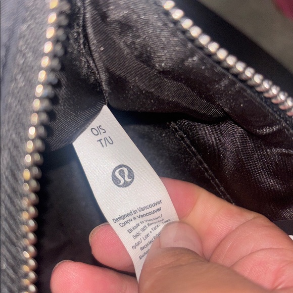 Lululemon Crossbody Bag 2L - Picture 3 of 8